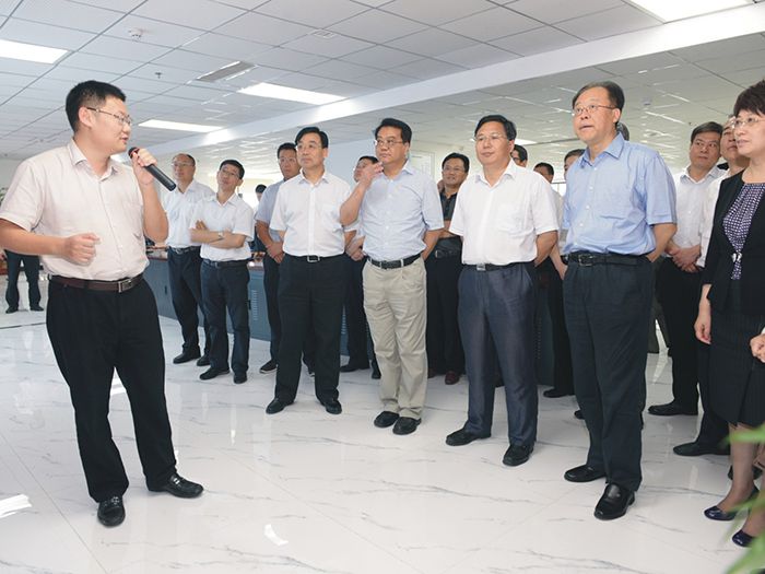 安徽省委常委、合肥市委書記吳存榮，合肥市黨政代表團一行蒞臨我集團參觀考察